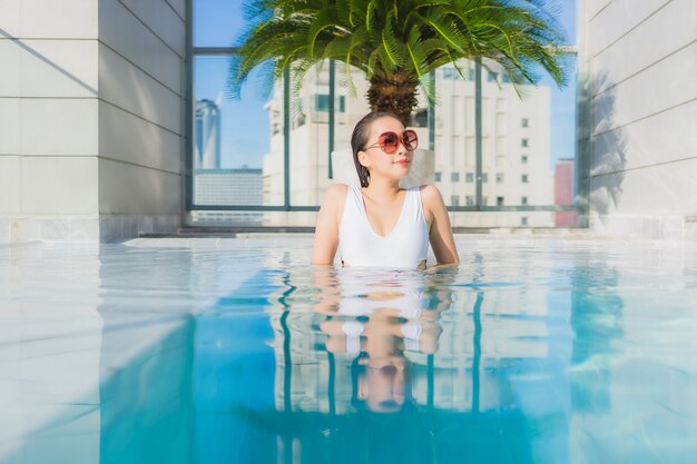 Retrato hermosa joven asiática relaja ocio alrededor de la piscina