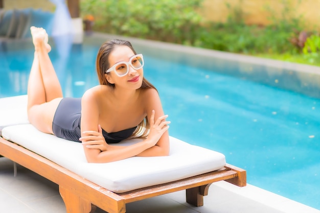 Foto gratuita retrato de hermosa joven asiática se relaja en la piscina