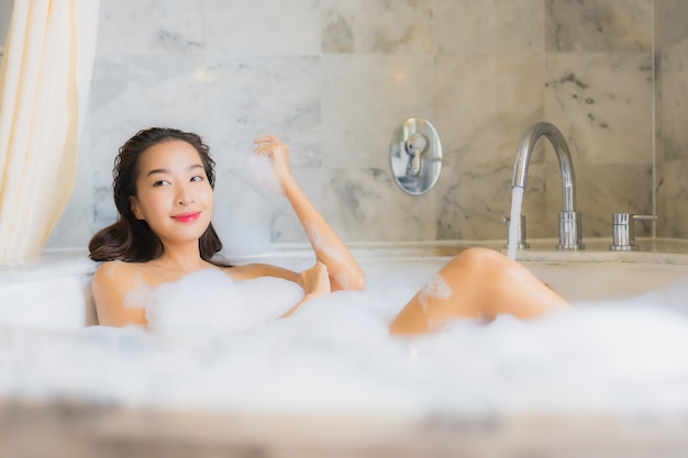 Retrato hermosa joven asiática se relaja tomar un baño
