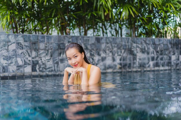 Retrato hermosa joven asiática relajarse ocio alrededor de la piscina