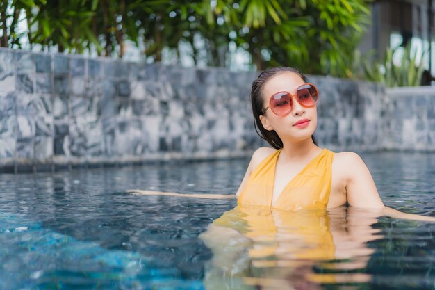 Retrato hermosa joven asiática relajarse ocio alrededor de la piscina