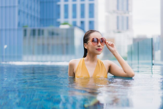 Retrato hermosa joven asiática relajarse ocio alrededor de la piscina