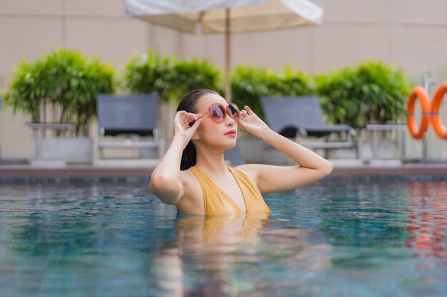 Retrato hermosa joven asiática relajarse ocio alrededor de la piscina