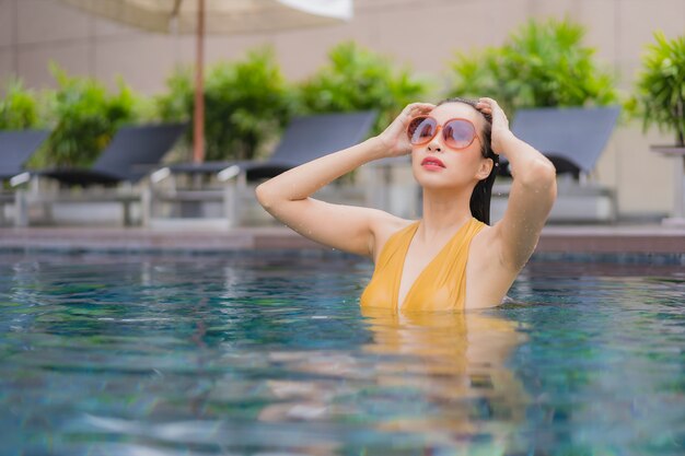 Retrato hermosa joven asiática relajarse ocio alrededor de la piscina