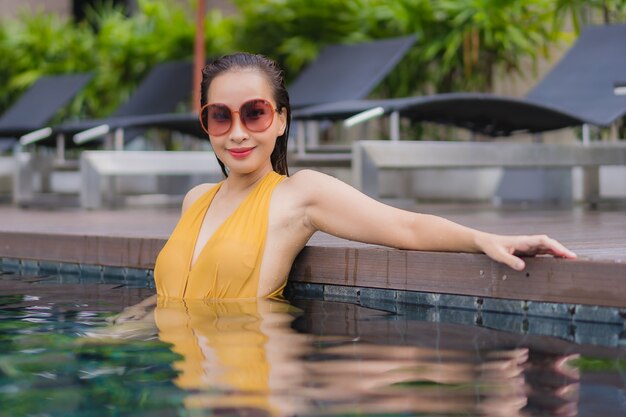 Retrato hermosa joven asiática relajarse ocio alrededor de la piscina