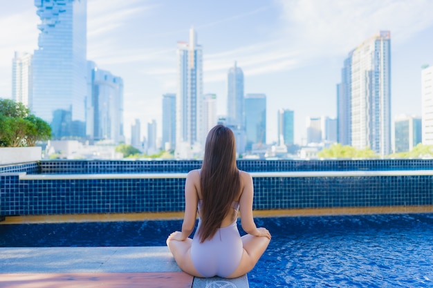 Retrato hermosa joven asiática relajarse ocio disfrutar alrededor de la piscina al aire libre