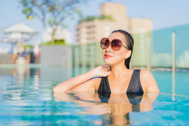 Hombre guapo con gorra de baño y gafas en la piscina