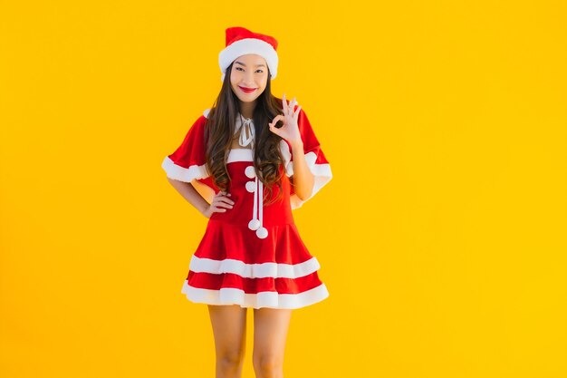 Retrato hermosa joven asiática ropa de navidad y sombrero sonrisa feliz