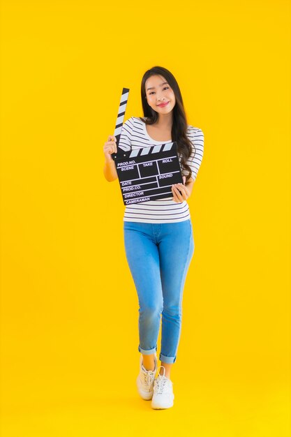 Retrato hermosa joven asiática show clapper movie board