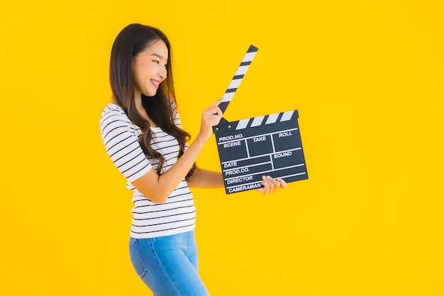 Retrato hermosa joven asiática show clapper movie board
