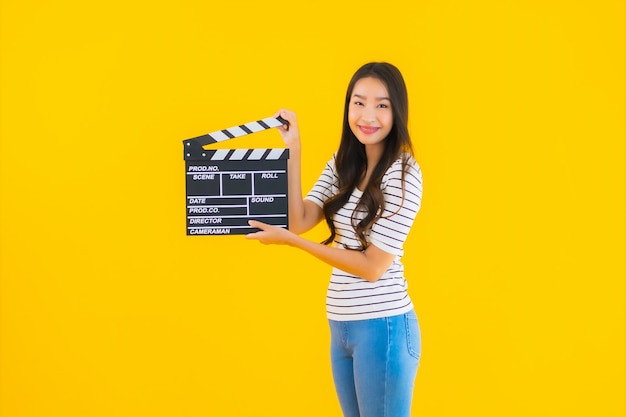 Retrato hermosa joven asiática show clapper movie board