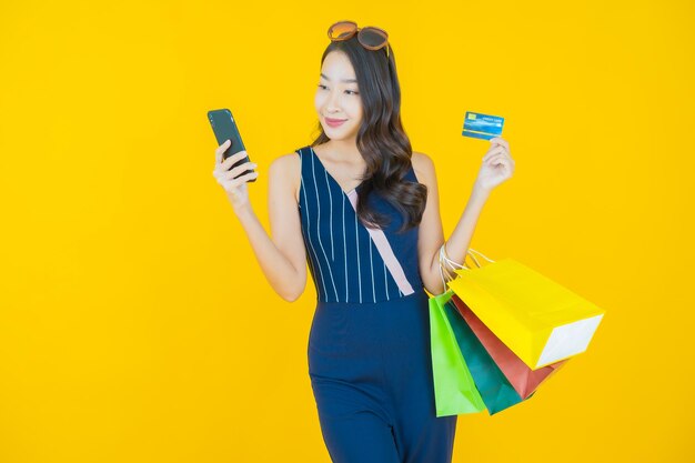 Retrato hermosa joven asiática sonrisa con bolsa de compras en