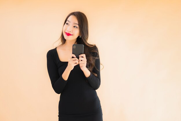 Retrato hermosa joven asiática sonrisa feliz uso inteligente teléfono móvil