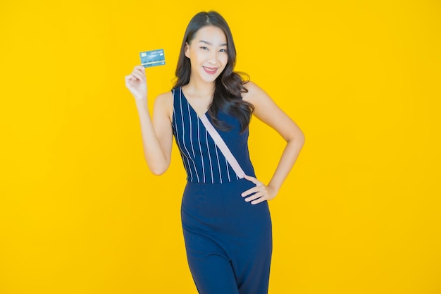 Retrato hermosa joven asiática sonrisa con tarjeta de crédito en