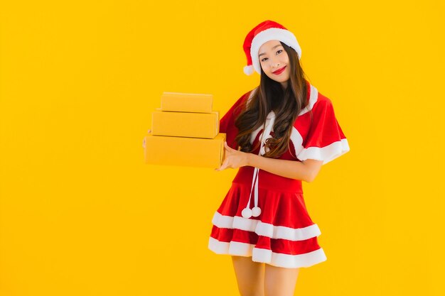 Retrato hermosa joven asiática usar ropa de navidad sombrero con caja de paquetería