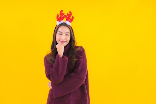 Retrato hermosa joven asiática usar tema de decoración navideña