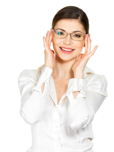 Retrato de la hermosa joven feliz con gafas y camisa blanca de oficina, aislada sobre fondo blanco.