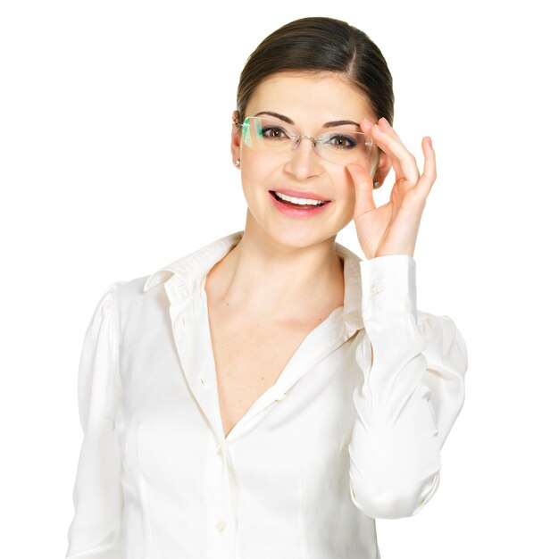 Retrato de la hermosa joven feliz con gafas y camisa blanca de oficina, aislada sobre fondo blanco.