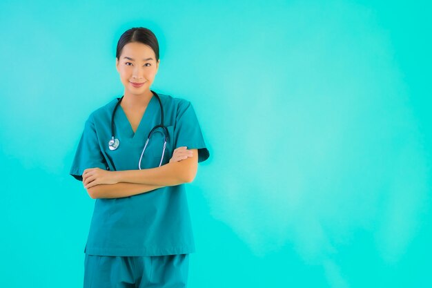 Retrato hermosa joven médico asiático mujer feliz sonrisa