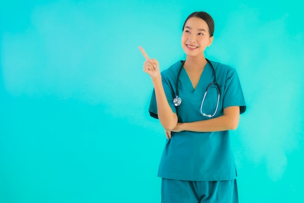 Retrato hermosa joven médico asiático mujer feliz sonrisa