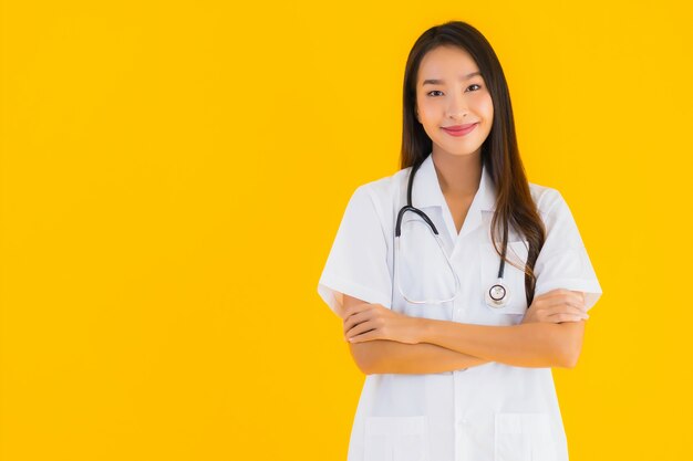 Retrato de hermosa joven médico asiático mujer sonrisa feliz