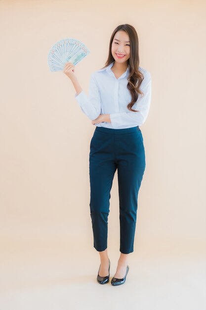 Retrato hermosa joven mujer asiática de negocios con dinero en efectivo o dinero