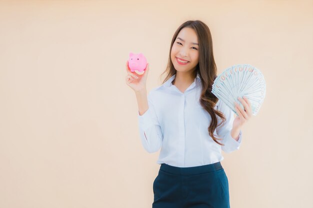 Retrato hermosa joven mujer asiática de negocios con dinero en efectivo o dinero