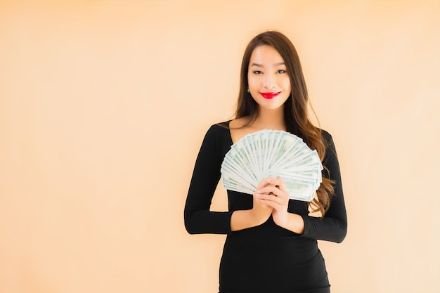 Retrato hermosa joven mujer asiática sonrisa feliz con dinero y efectivo