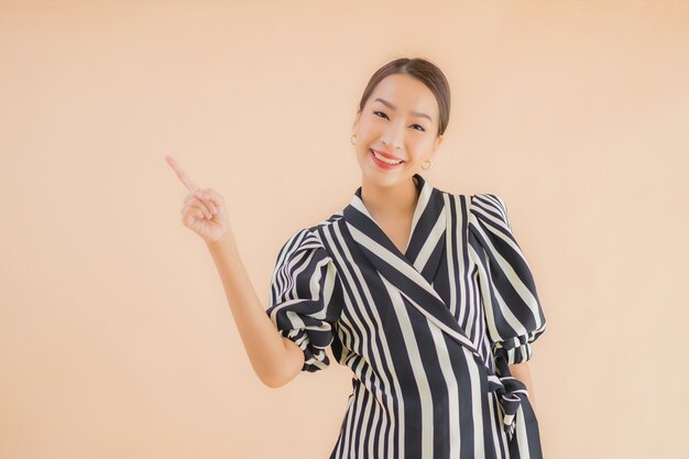 Retrato hermosa joven mujer asiática sonrisa feliz