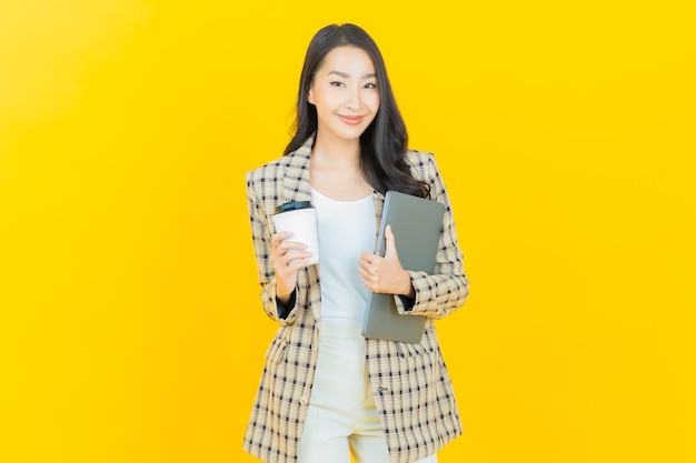 Retrato hermosa joven mujer asiática sonrisa con ordenador portátil