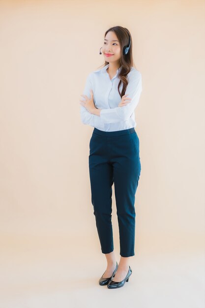 Retrato hermosa joven mujer de negocios asiática con auriculares para call center