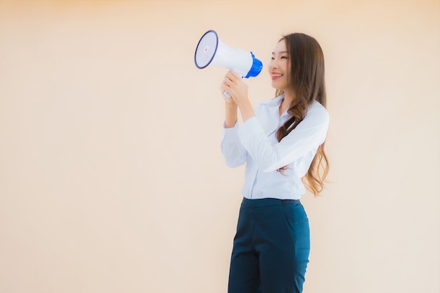 Retrato hermosa joven mujer de negocios asiática con megáfono para comunicación