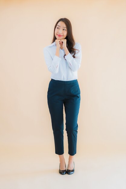 Retrato hermosa joven mujer de negocios asiática