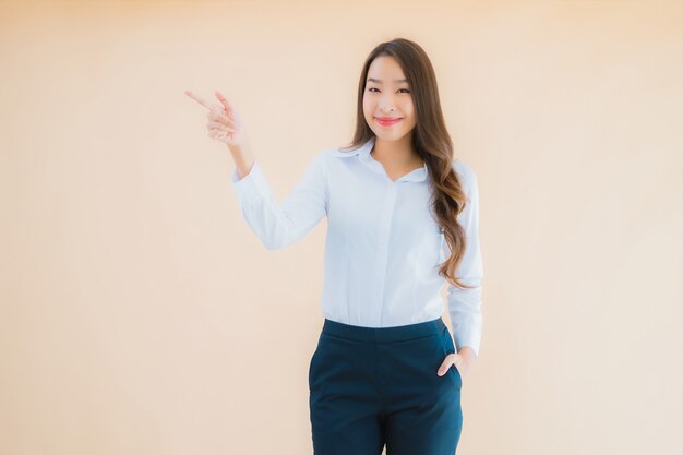 Retrato hermosa joven mujer de negocios asiática