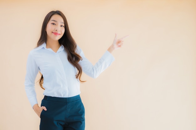 Retrato hermosa joven mujer de negocios asiática