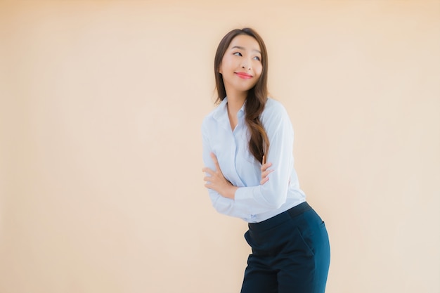 Retrato hermosa joven mujer de negocios asiática