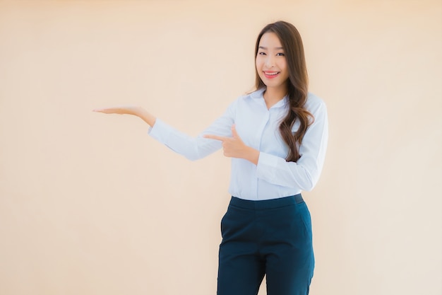 Retrato hermosa joven mujer de negocios asiática