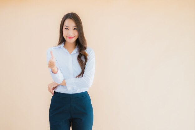 Retrato hermosa joven mujer de negocios asiática