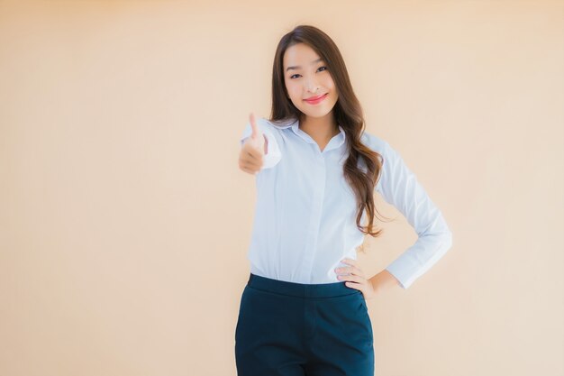 Retrato hermosa joven mujer de negocios asiática