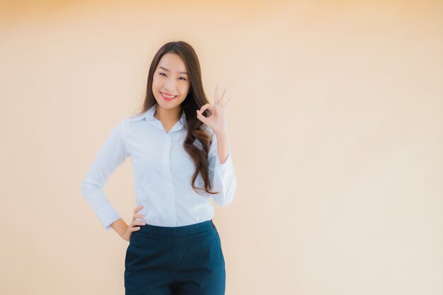 Retrato hermosa joven mujer de negocios asiática