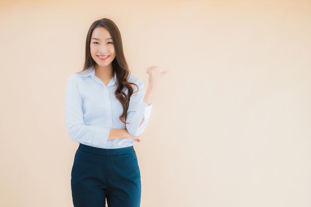 Retrato hermosa joven mujer de negocios asiática