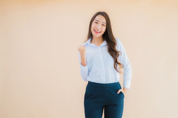 Retrato hermosa joven mujer de negocios asiática