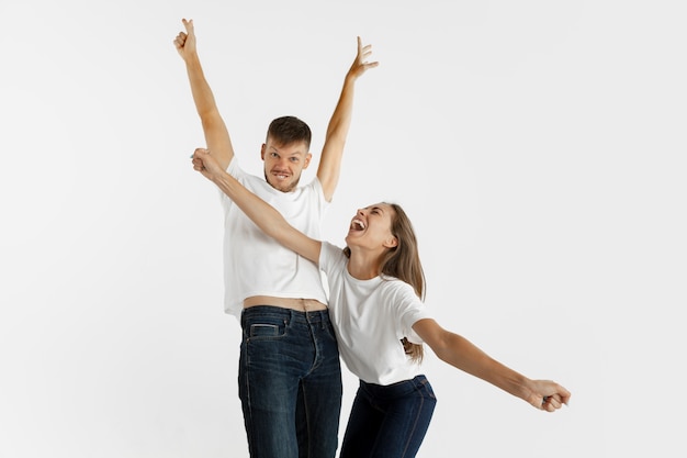 Retrato de la hermosa joven pareja aislado en el espacio en blanco. Expresión facial, emociones humanas, concepto publicitario. Copyspace