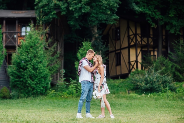 Retrato de hermosa joven pareja disfrutando de la naturaleza en el parque de verano, día de citas.