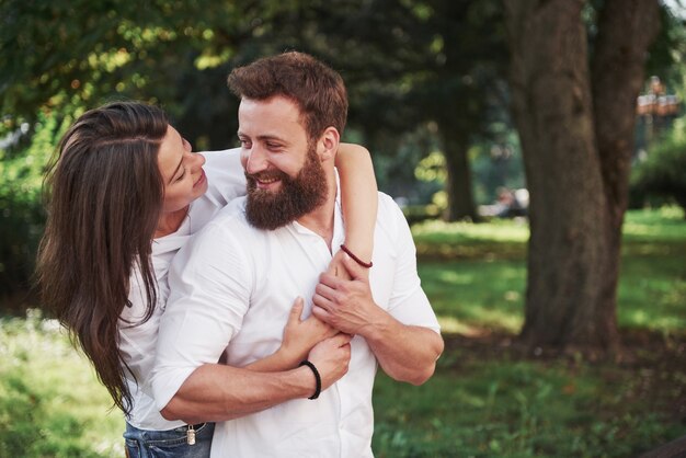 Retrato de una hermosa joven pareja sonriendo juntos.