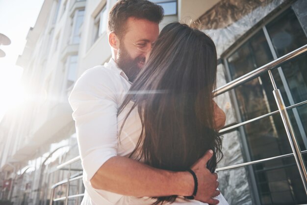 Retrato de una hermosa joven pareja sonriendo juntos.