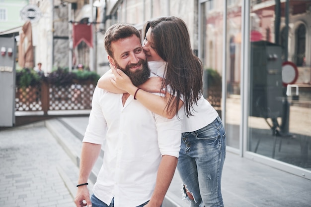 Retrato de una hermosa joven pareja sonriendo juntos.