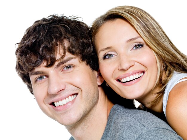 Retrato de una hermosa joven pareja sonriente feliz - aislado