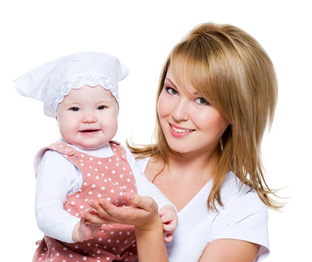 Retrato de una hermosa madre feliz con bebé aislado en blanco