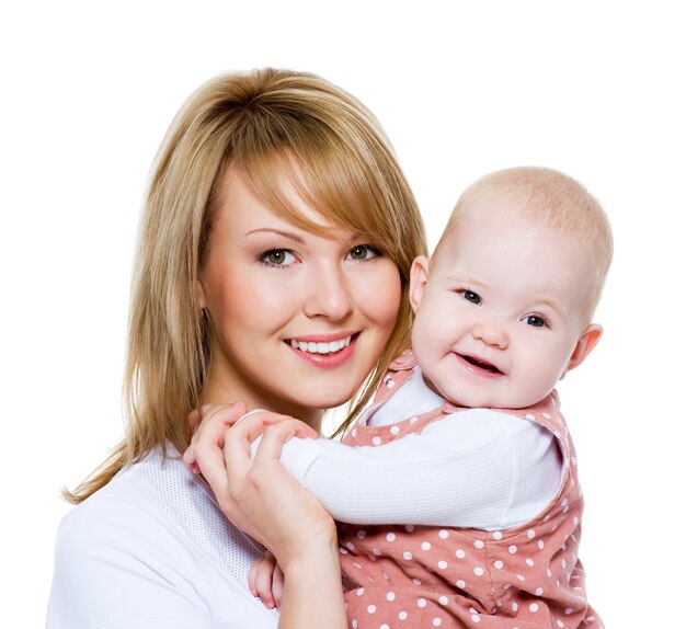 Retrato de una hermosa madre feliz con bebé aislado en blanco